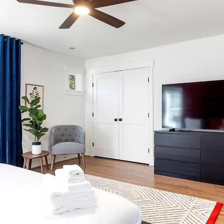 Holiday home Vibrant Urban Vacation Oasis Near Catawba River In North Carolina Charlotte