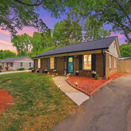 Holiday home Uptown 3br Oasis - Ice Bath, Firepit, Private Yard