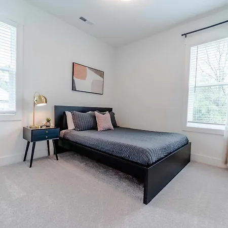 New Listing! 3br With King And Fenced In Yard Holiday home Charlotte