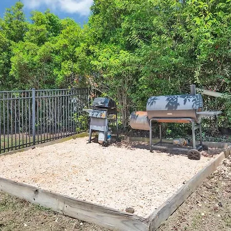 King Bed - Hot Tub - Fenced Yard - Near Carowinds *