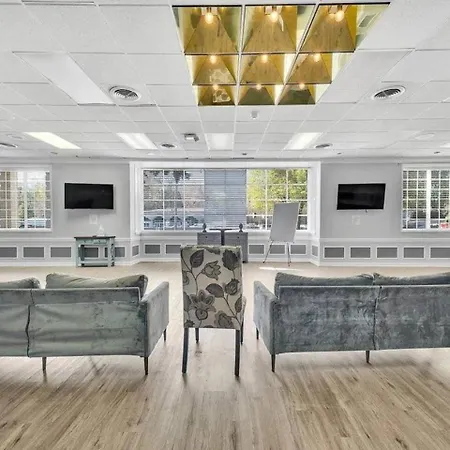 Near Uptown & Minutes To Hospital, Free Wi-fi, Coffee & Gym * Charlotte