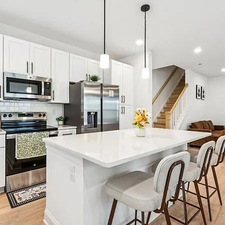 Elegant Near Uptown, Airport & Stadium *