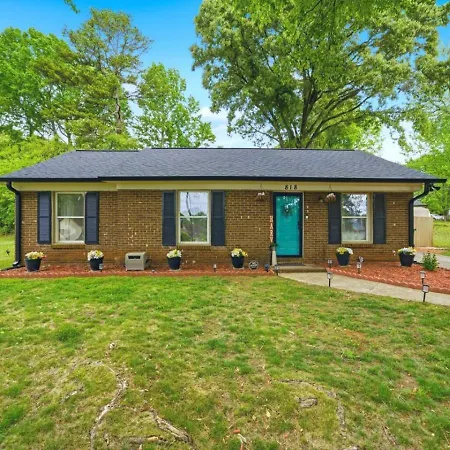 Uptown 3br Oasis - Ice Bath, Firepit, Private Yard *