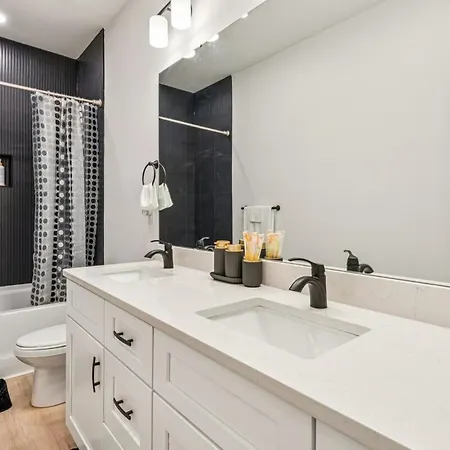Holiday home Elegant Near Uptown, Airport & Stadium *