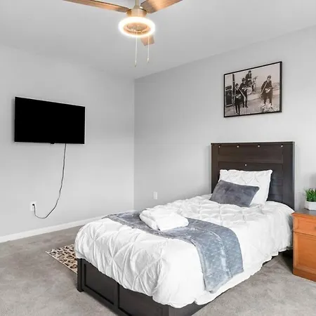 Holiday home New Near Motor Speedway, Concord Mills And Uncc