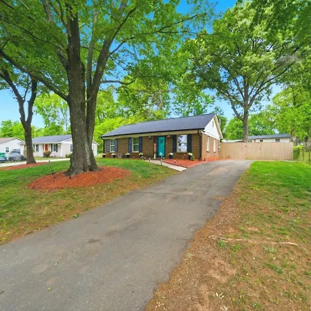 Uptown 3br Oasis - Ice Bath, Firepit, Private Yard Holiday home