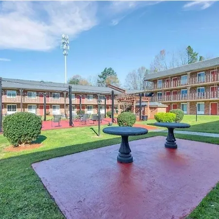 Near Uptown & Minutes To Hospital, Free Wi-fi, Coffee & Gym