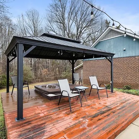 Poolside Paradise In The Heart Of Holiday home Charlotte