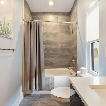Charming 3br With Patio Holiday home *