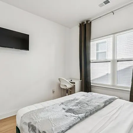 Elegant Near Uptown, Airport & Stadium *