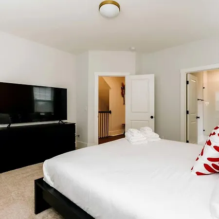 Holiday home Radiant Urban Vacation Sanctuary Near Catawba River In North Carolina Charlotte