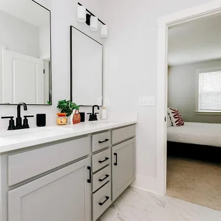 Holiday home Radiant Urban Vacation Sanctuary Near Catawba River In North Carolina *