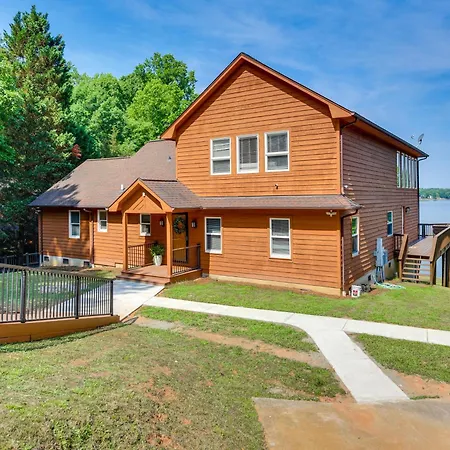 Hot Tub, Dock, Game Room! Stunning Wylie Holiday home Charlotte