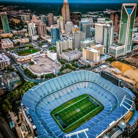 Near Uptown & Minutes To Hospital, Free Wi-fi, Coffee & Gym Holiday home Charlotte