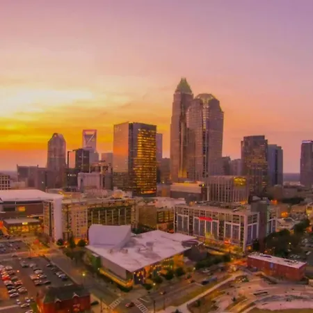 Near Uptown & Minutes To Hospital, Free Wi-fi, Coffee & Gym Holiday home Charlotte