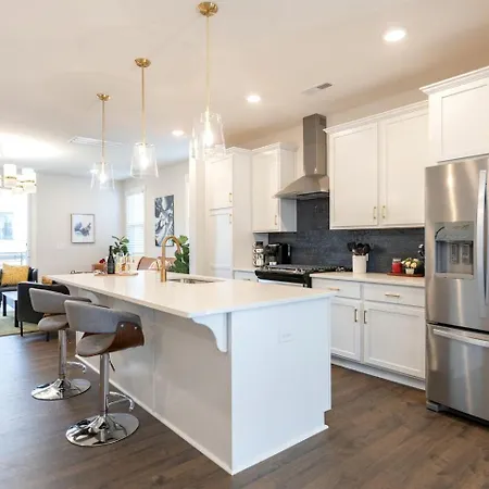 Holiday home Radiant Urban Vacation Sanctuary Near Catawba River In North Carolina