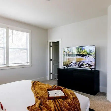 Holiday home Radiant Urban Vacation Sanctuary Near Catawba River In North Carolina