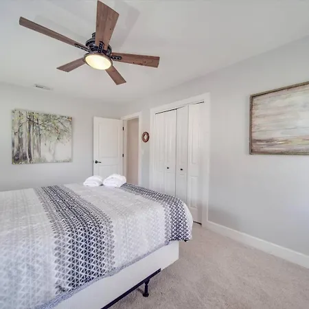 Holiday home Du - Lakefront Retreat Charlotte