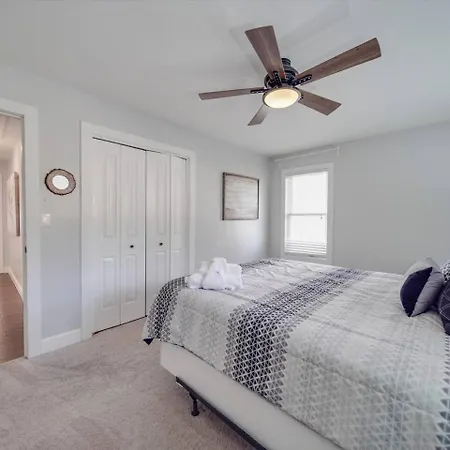 Du - Lakefront Retreat