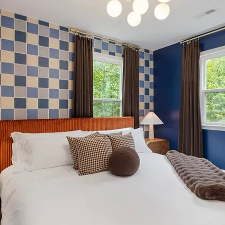 New! Hottub+pickleball+gameroom+movies+golf+games Holiday home Charlotte