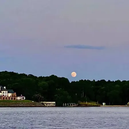 Du - Lakefront Retreat Holiday home