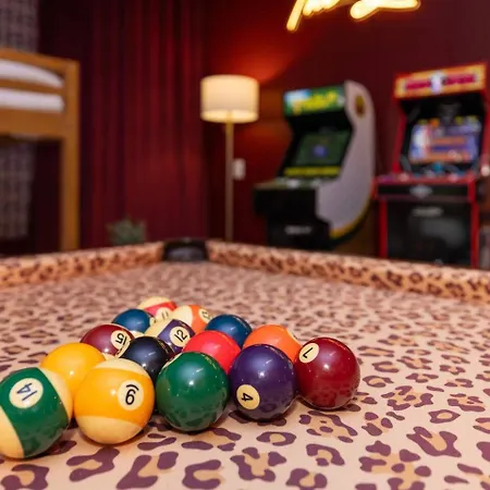 New! Hottub+pickleball+gameroom+movies+golf+games Holiday home Charlotte