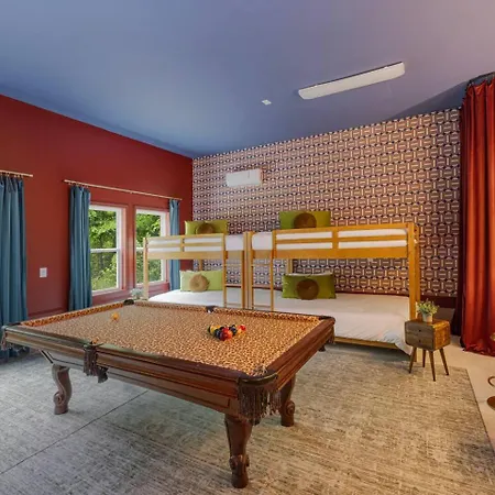 Holiday home New! Hottub+pickleball+gameroom+movies+golf+games *