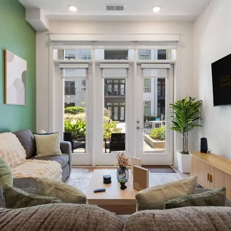 Apartment Uptown Haven - Free Parking, Pool, Walkable *