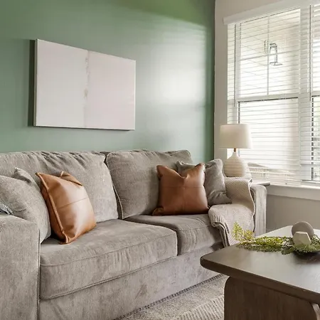 Landing Incredible 2bd Gym Game Apartment