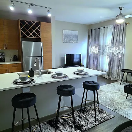 Prime Uptown Location Near Restaurants & Nightlife *