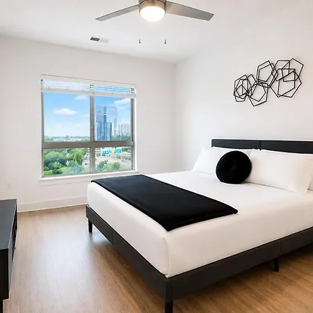 Apartment Luxury Uptown 2br Rooftop Pool Gym & Skyline Views *