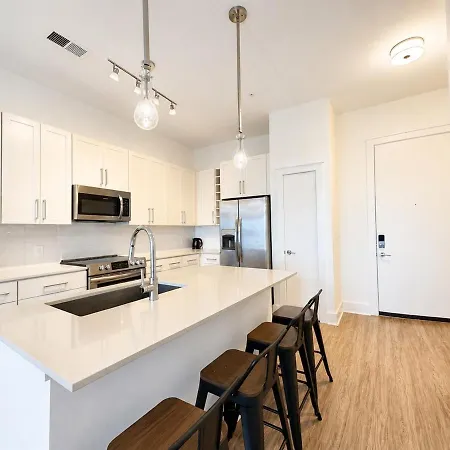 Apartment Luxury Uptown 2br Rooftop Pool Gym & Skyline Views