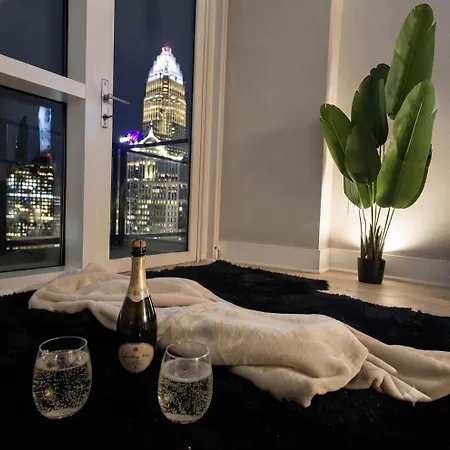 Uptown Kingsuite Penthouse Apartment *