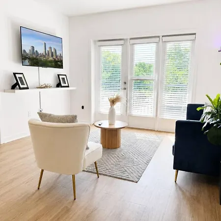 Luxury 2br Near Uptown Pool, Gym, Bbq