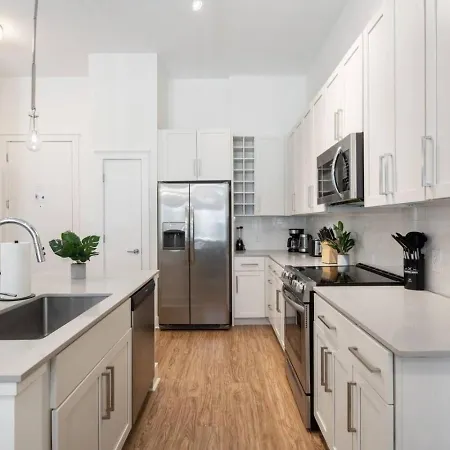 Uptown Haven - Free Parking, Pool, Walkable * Charlotte