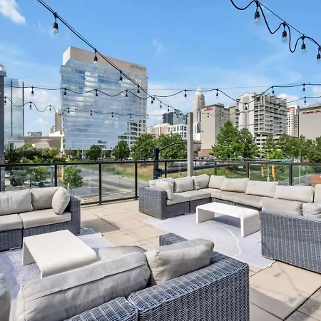 Apartment Uptown Haven - Free Parking, Pool, Walkable *