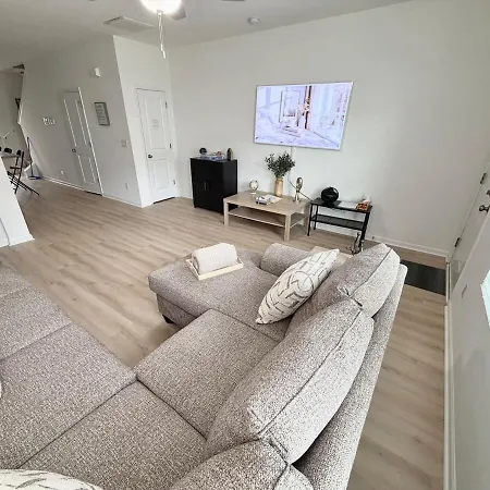Modern South Townhome Near Carowinds *