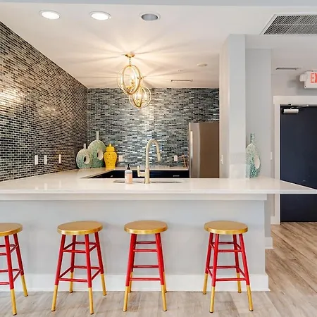 Prime Uptown Location Near Restaurants & Nightlife *