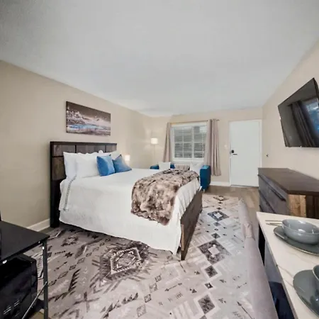 Mins To Atrium Health & Spectrum Arena Apartment *