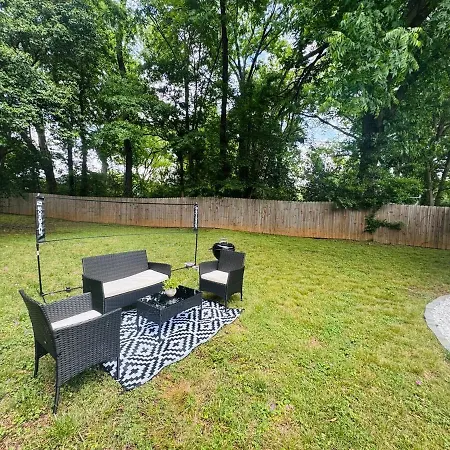 Charming And Renovated Close To Airport And Uptown Apartment