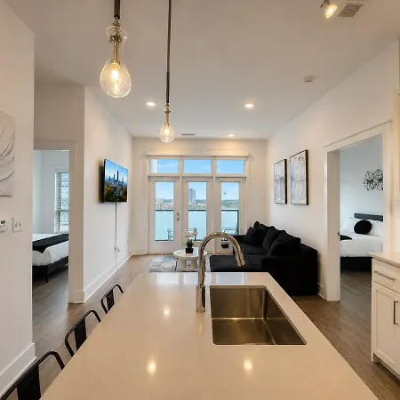 Luxury Uptown 2br Rooftop Pool Gym & Skyline Views Apartment Charlotte