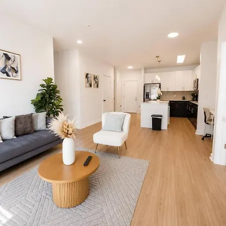 Luxury 2br Near Uptown Pool, Gym, Bbq