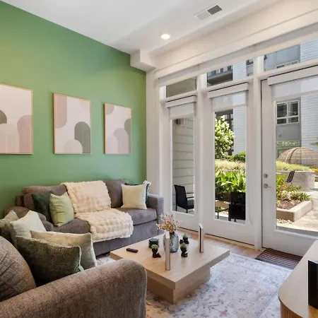 Uptown Haven - Free Parking, Pool, Walkable Apartment