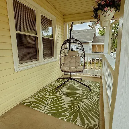 Retreat Porch Swing At 606 Clt Apartment