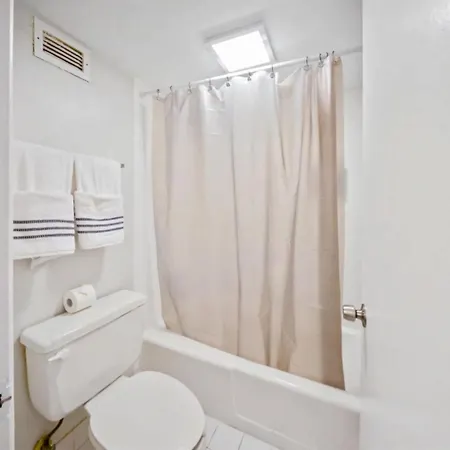 Mins To Atrium Health & Spectrum Arena Apartment Charlotte