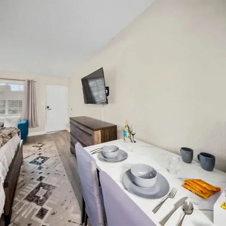 Apartment Mins To Atrium Health & Spectrum Arena