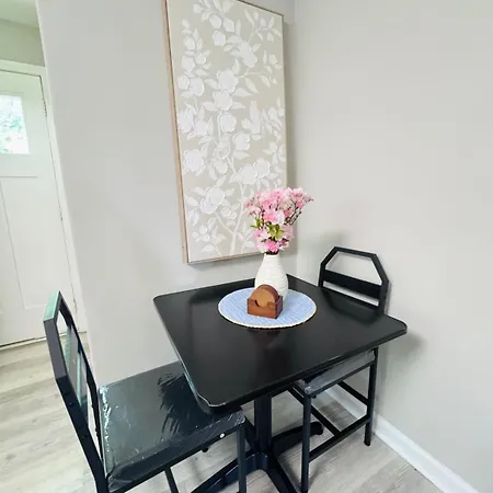 Charming And Renovated Close To Airport And Uptown Apartment