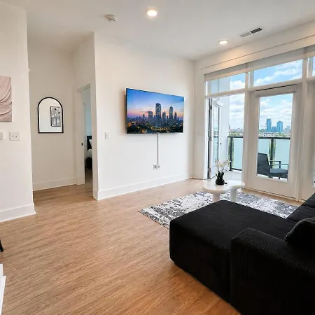 Luxury Uptown 2br Rooftop Pool Gym & Skyline Views Apartment *