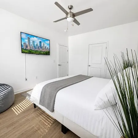 Luxury 2br Near Uptown Pool, Gym, Bbq Apartment *