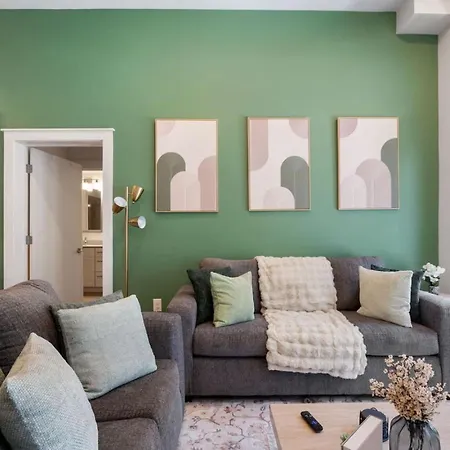 Uptown Haven - Free Parking, Pool, Walkable * Charlotte